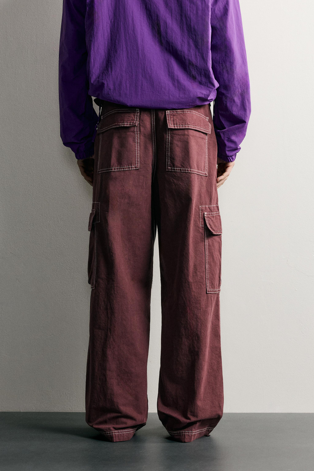 БРЮКИ КАРГО RELAXED FIT С КОНТРАСТНОЙ ОТСТРОЧКОЙ — ZARA