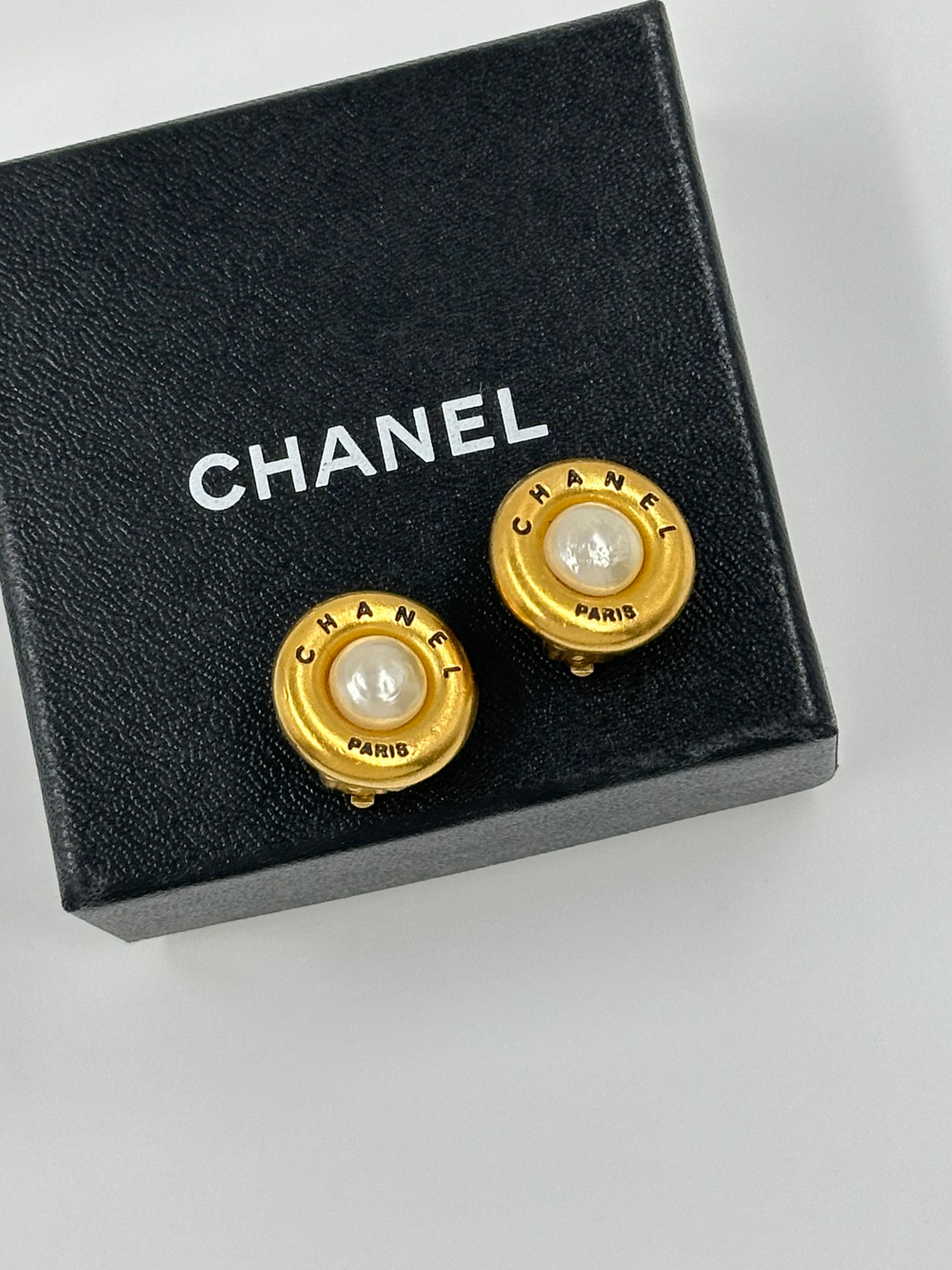 Клипсы с «жемчугом» Chanel
