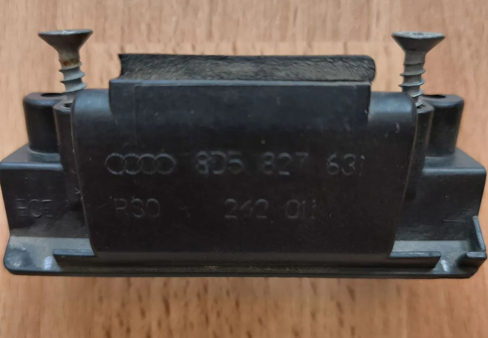 Плафон освещения номера задняя крышка Audi a4 b5 - 8D0943021