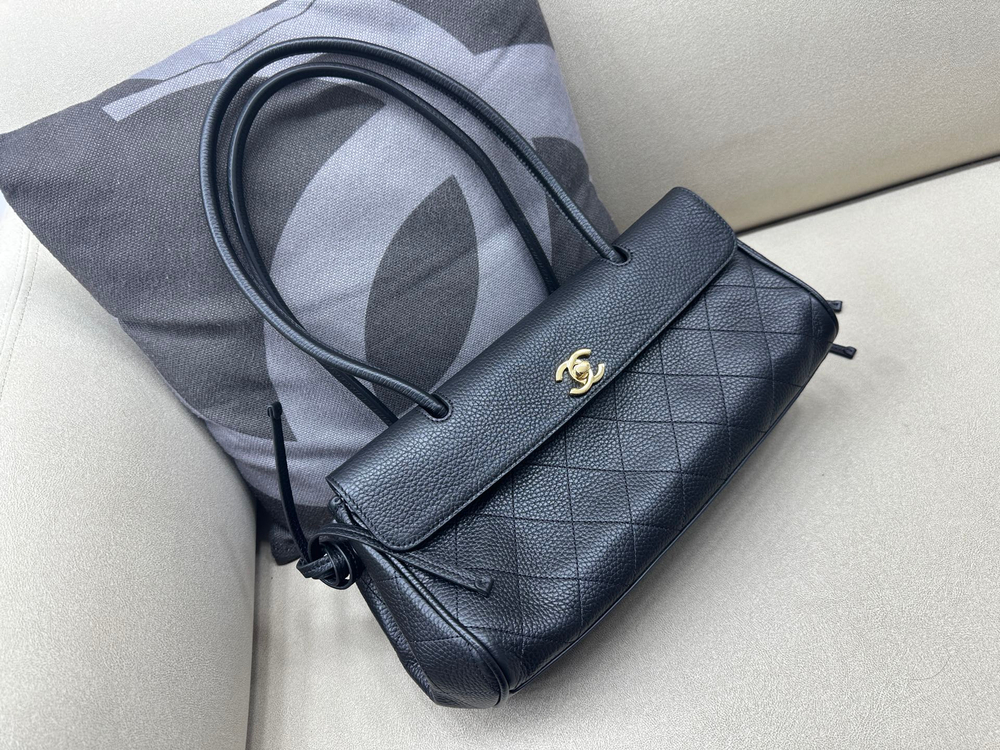 Женская сумка-шопер Chanel с клапаном — тёмно-синяя, 40 см — фото 4