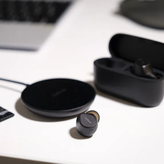 Jabra Evolve2 Buds USB-A MS Wireless Charging Pad Black
