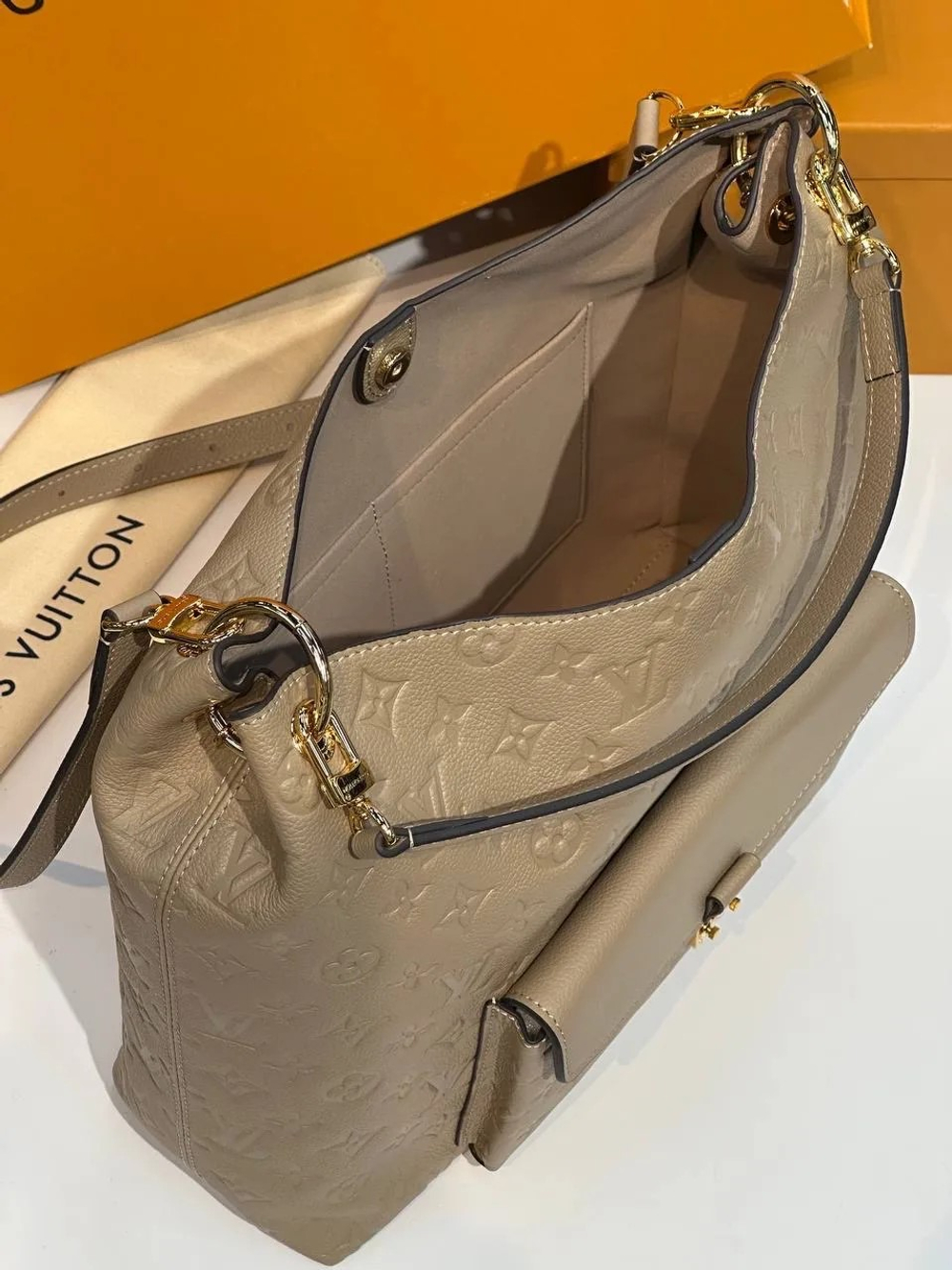 Сумка Hobo Métis Louis Vuitton цвета капучино