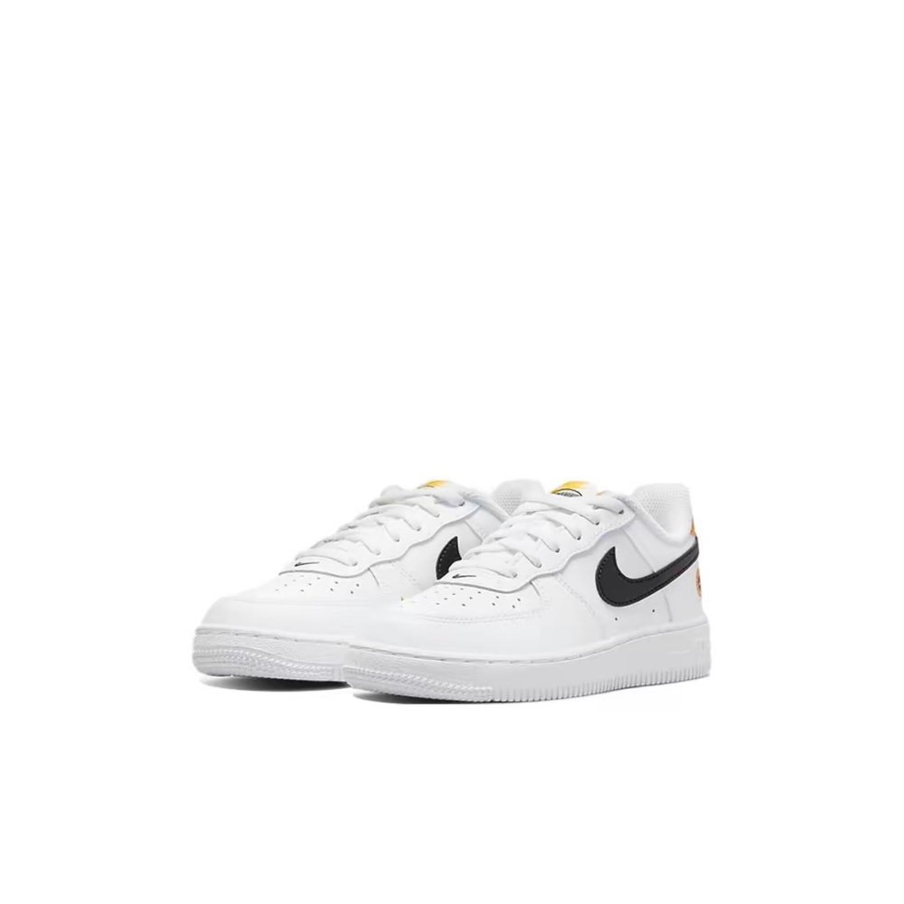 alt="Кроссовки Nike Air Force 1 для детей арт. FV5948-101 белая расцветка с черным Swoosh вид спереди"