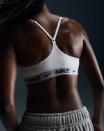 Nike Indy с легкой поддержкой Женский спортивный бюстгальтер с вставками и регулируемыми бретелями - NIKE