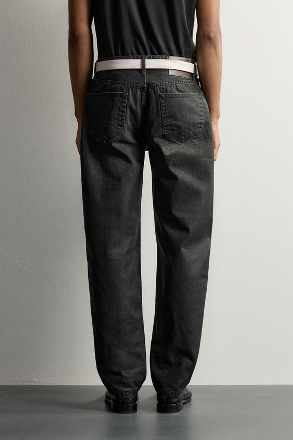 ZARA ДЖИНСЫ STRAIGHT FIT С ВОСКИРОВАННЫМ ЭФФЕКТОМ, УГОЛЬНЫЙ