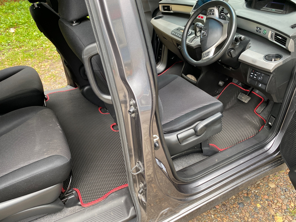 Honda Freed 1 Hybrid (капитанские кресла)