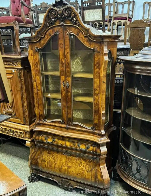Старинная витрина
