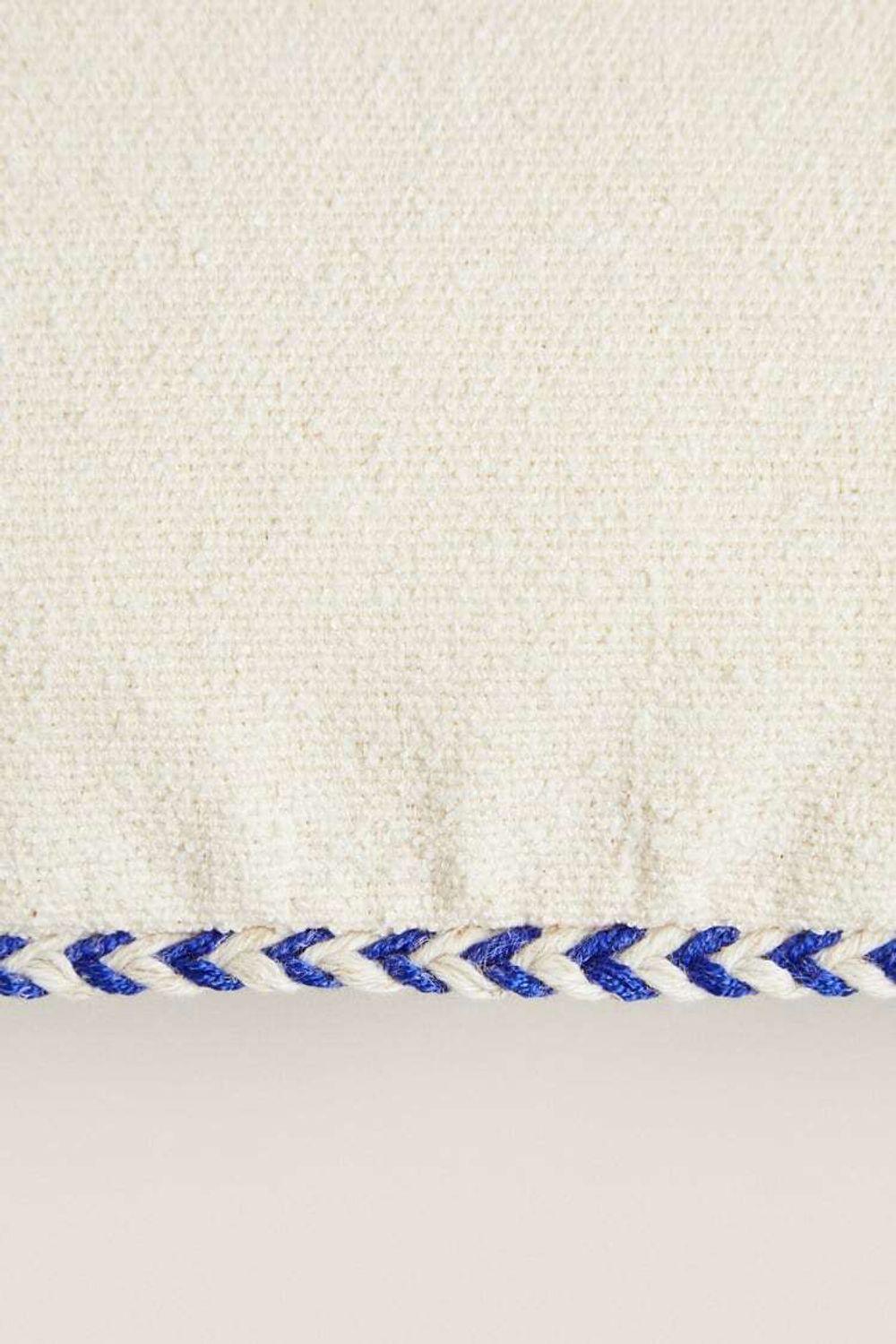 ZARA HOME ЧЕХОЛ НА ПОДУШКУ С КОНТРАСТНЫМИ ДЕТАЛЯМИ ПО КРАЯМ, ЭКРЮ