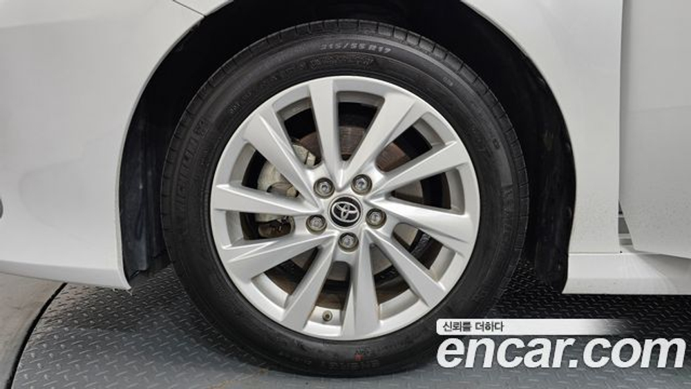Toyota Camry 2.5 LE Hybrid — 2023