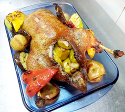 Утка запечённая , фаршированная яблоками (2кг) Предзаказ за (1-2 дня) цена указана за 1 кг продукта