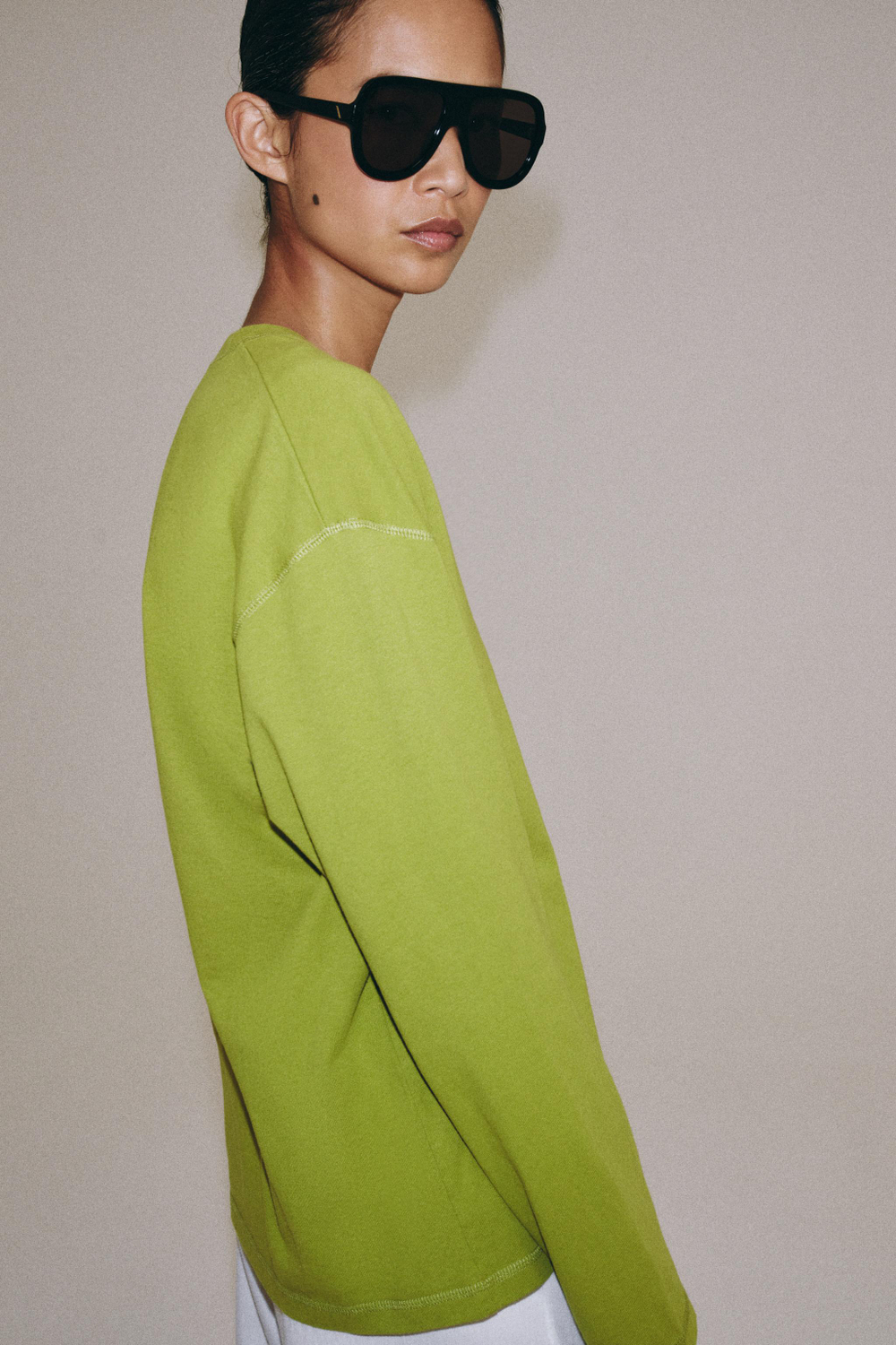 ХЛОПКОВАЯ ФУТБОЛКА С V-ОБРАЗНЫМ ВЫРЕЗОМ — ZARA