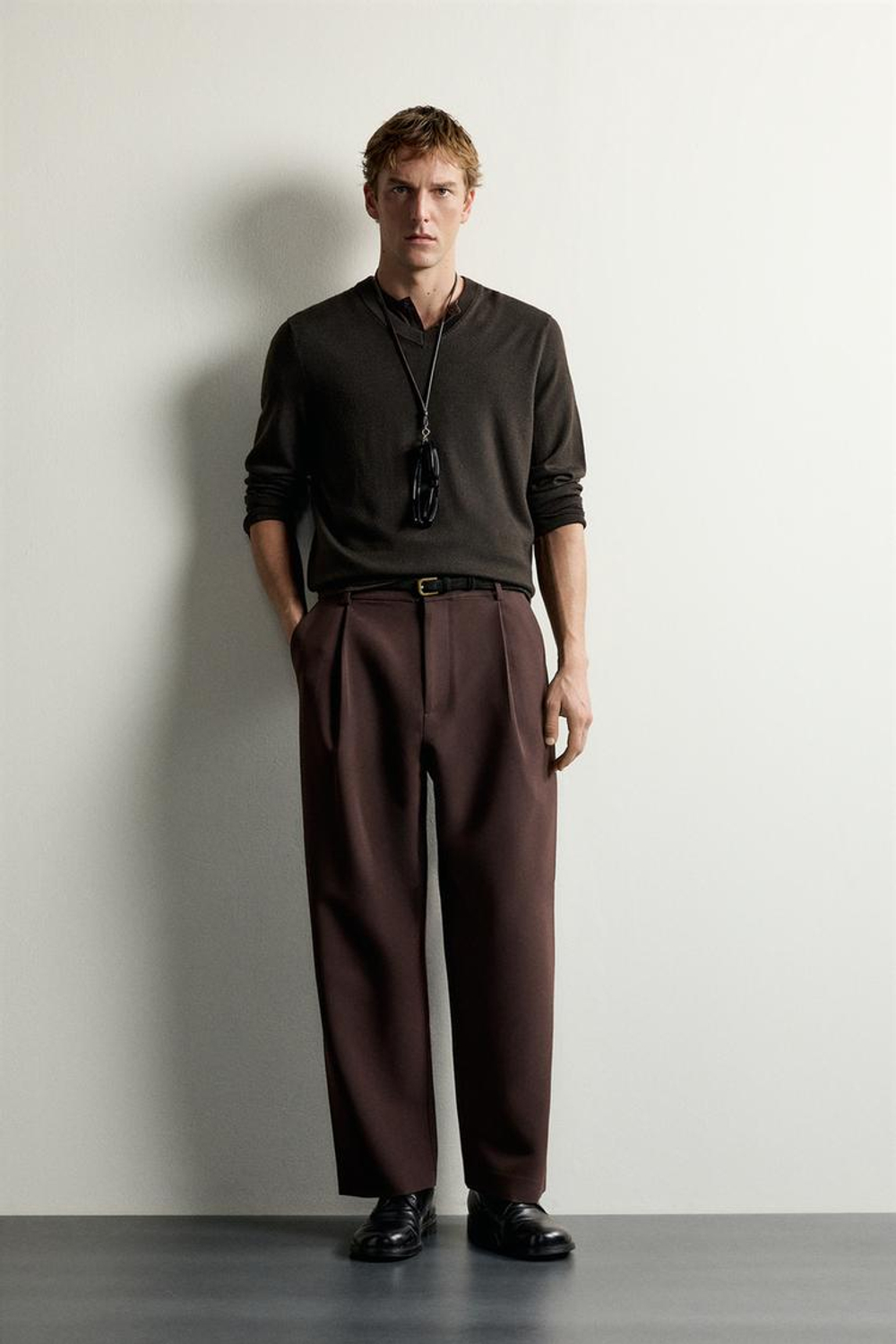 ZARA БРЮКИ RELAXED FIT СО СКЛАДКАМИ, ГРАНАТОВЫЙ