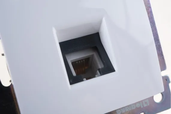 Розетка RJ11 Legrand Valena телефонная белый 04060