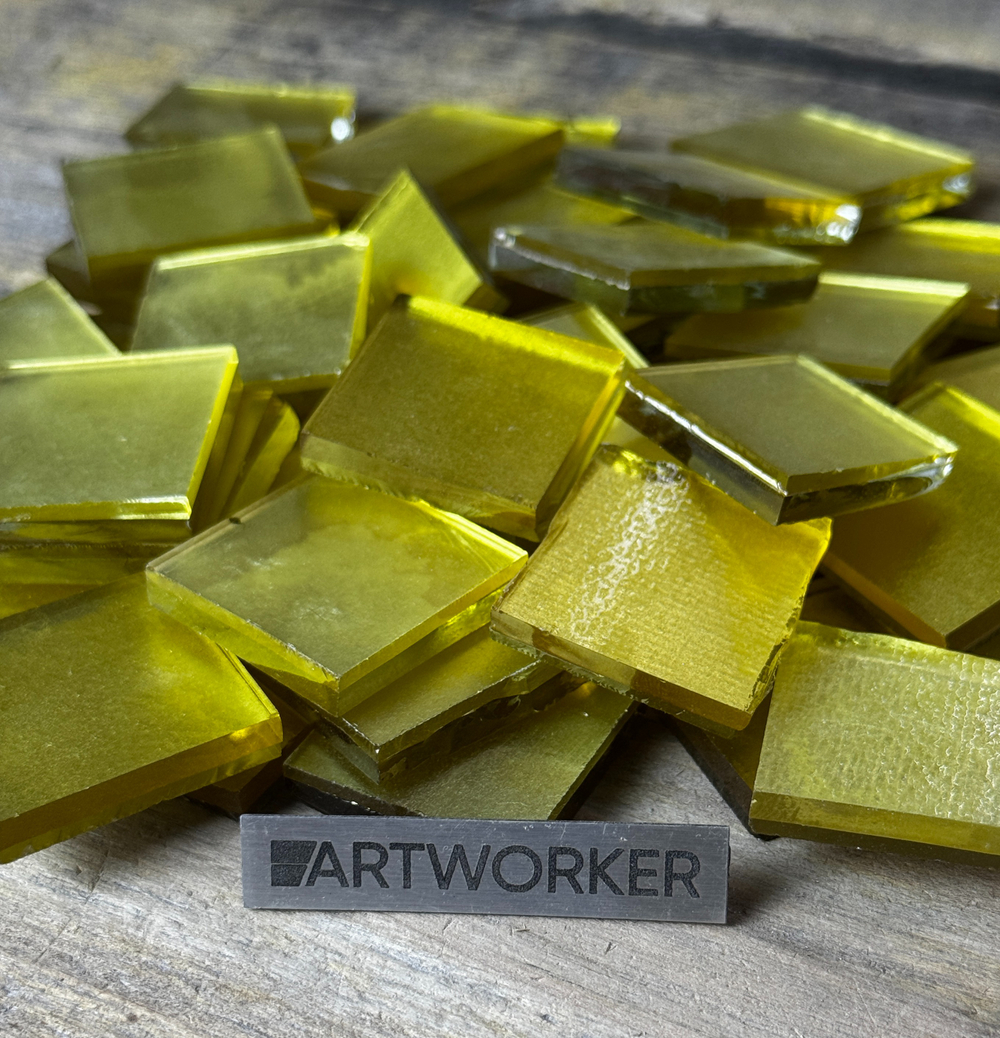 Крупный план золотой смальты на основе серебра 30х30 мм | ArtWorker