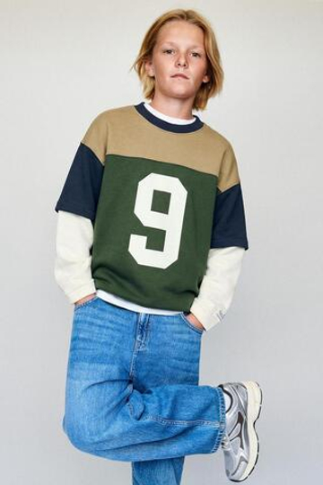 ZARA ТОЛСТОВКА В СТИЛЕ ПРЕППИ С ДВОЙНЫМИ РУКАВАМИ И НОМЕРОМ, ЗЕЛЕНЫЙ/ЭКРЮ