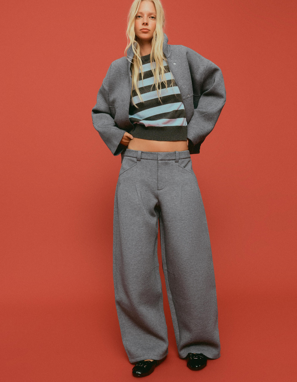 Женские брюки barrel с защипами из ткани scuba - BERSHKA