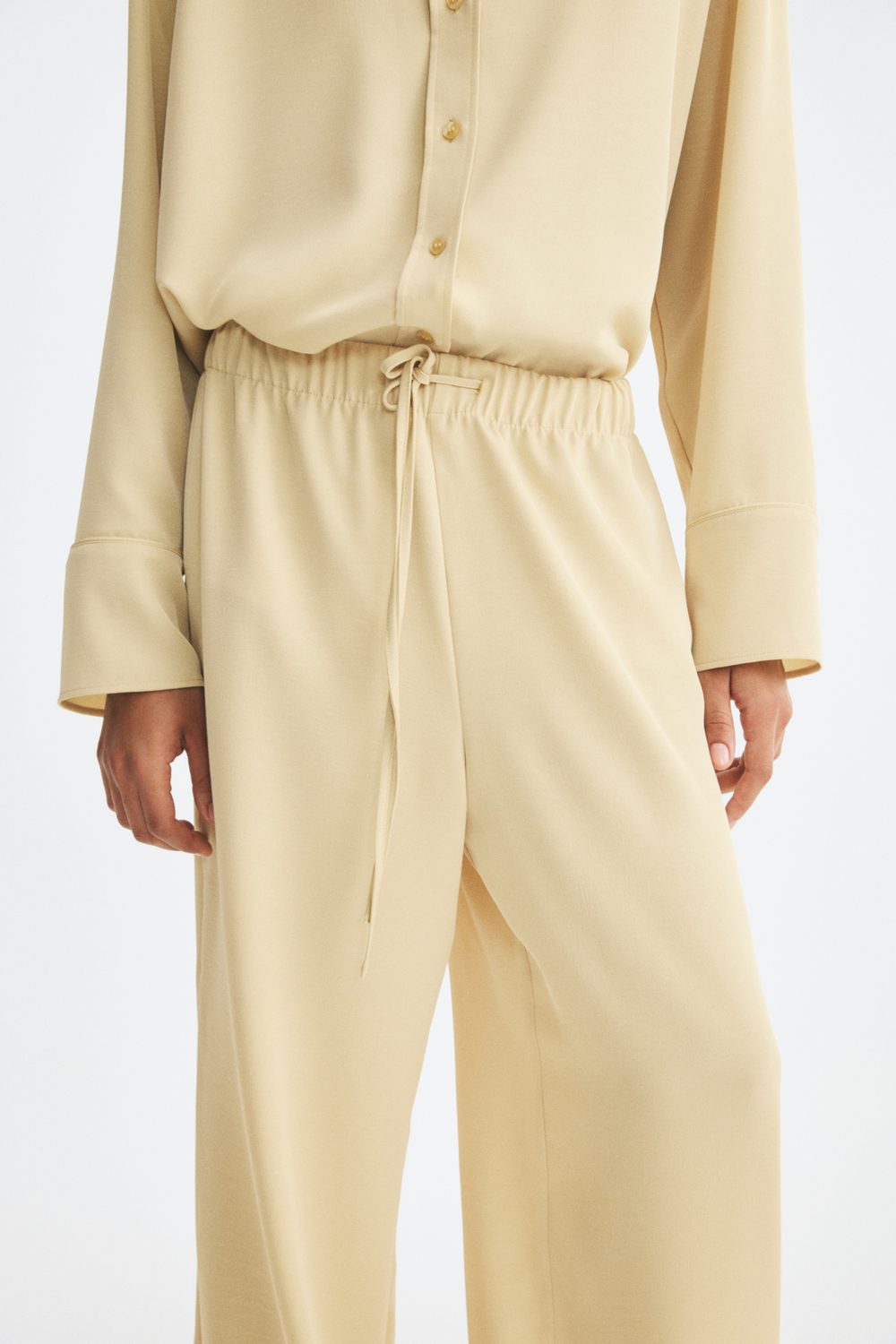 Широкие брюки со стяжкой — Пыльно-жёлтый - H&M