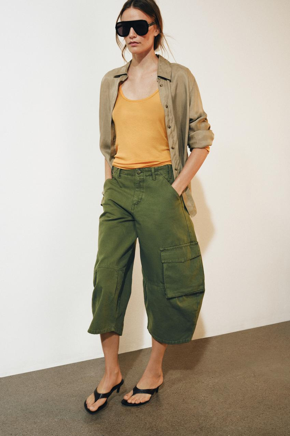 ZARA ДЖИНСЫ-КАРГО КАПРИ СО СРЕДНЕЙ ПОСАДКОЙ — ZW COLLECTION, ХАКИ