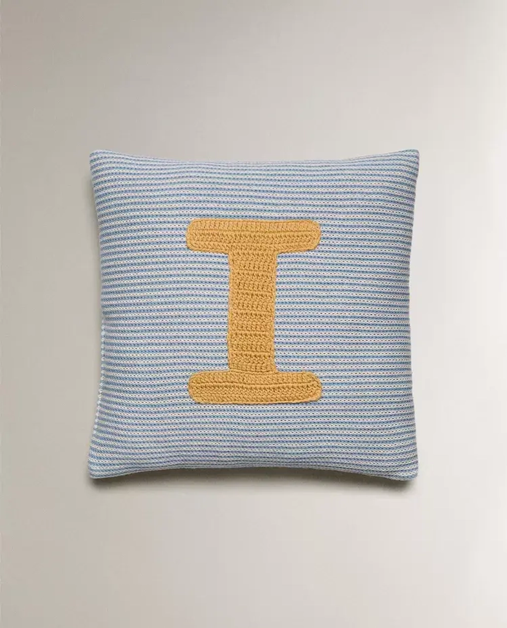 ZARA HOME ДЕТСКАЯ ПОДУШКА С ВЫШИВКОЙ В ВИДЕ БУКВЫ "I", СИНИЙ