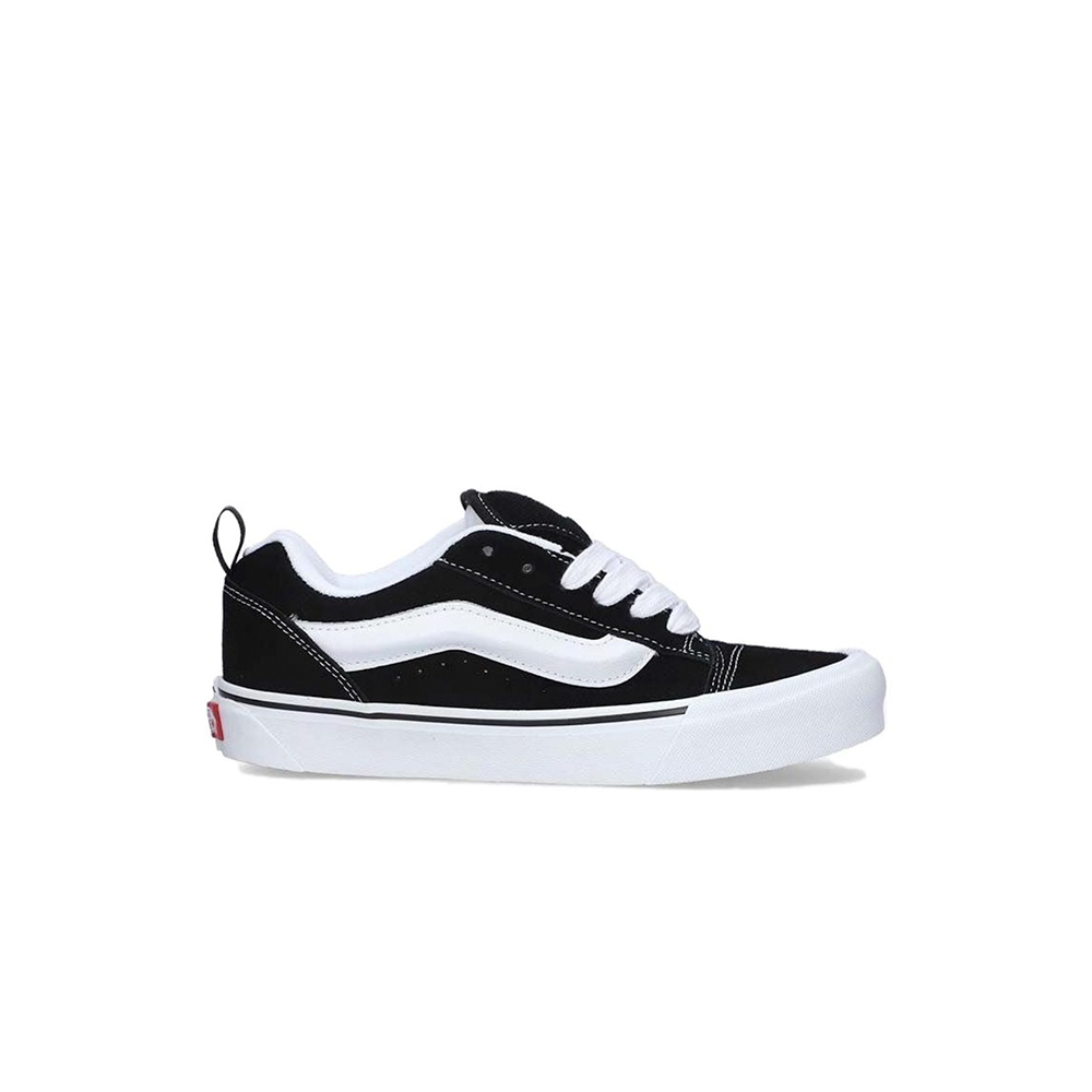 alt="Кроссовки Vans Knu Skool черно-белая расцветка с пухлым язычком и 3D-полосой вид спереди"