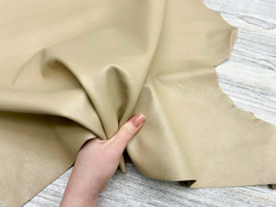 Бежевая кожа Poncho Lux Lino в руках