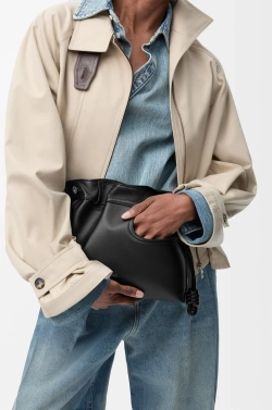 Loewe Сумка-клатч среднего размера Panta Flamenco из блестящей телячьей кожи, черный