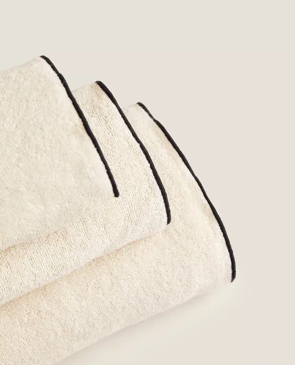 ZARA HOME БАННОЕ ПОЛОТЕНЦЕ ИЗ ХЛОПКА С ОТДЕЛКОЙ ОВЕРЛОКОМ, ПЕСОЧНЫЙ/ЧЕРНЫЙ