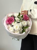 БУКЕТ НЕДЕЛИ из кустовой хризантемы и диантусов размер M