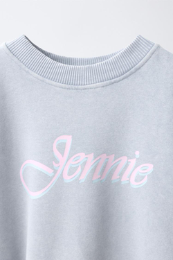 ZARA ТОЛСТОВКА С ПРИНТОМ JENNIE ©™, МЯГКИЙ СЕРЫЙ