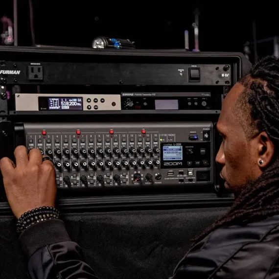 Zoom LiveTrak L-20R