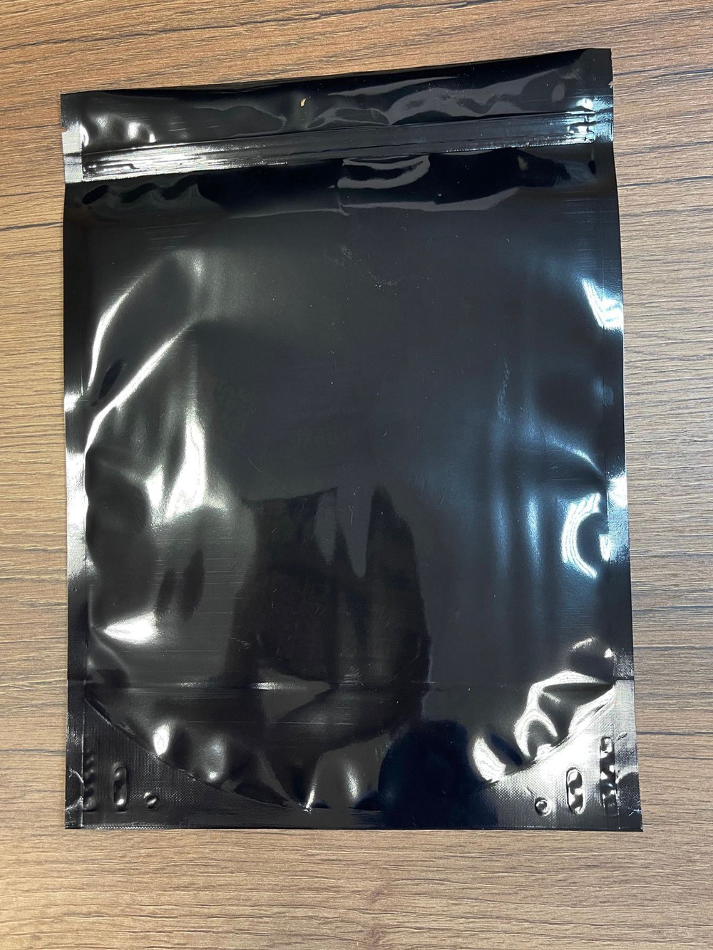 Черный глянцевый дой-пакет с овальным окном и замком zip-lock 160*210 мм в наличии