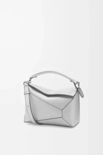 Loewe Маленькая сумка Puzzle Edge из ламинированной овечьей кожи, серебряный