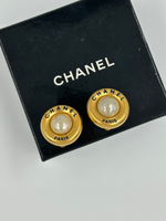 Клипсы с «жемчугом» Chanel
