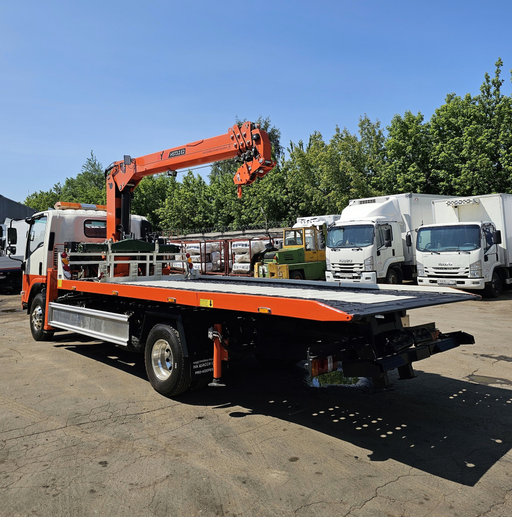 Эвакуаторная платформа 4.5 т с КМУ 3.2 т на шасси Isuzu Elf KV600