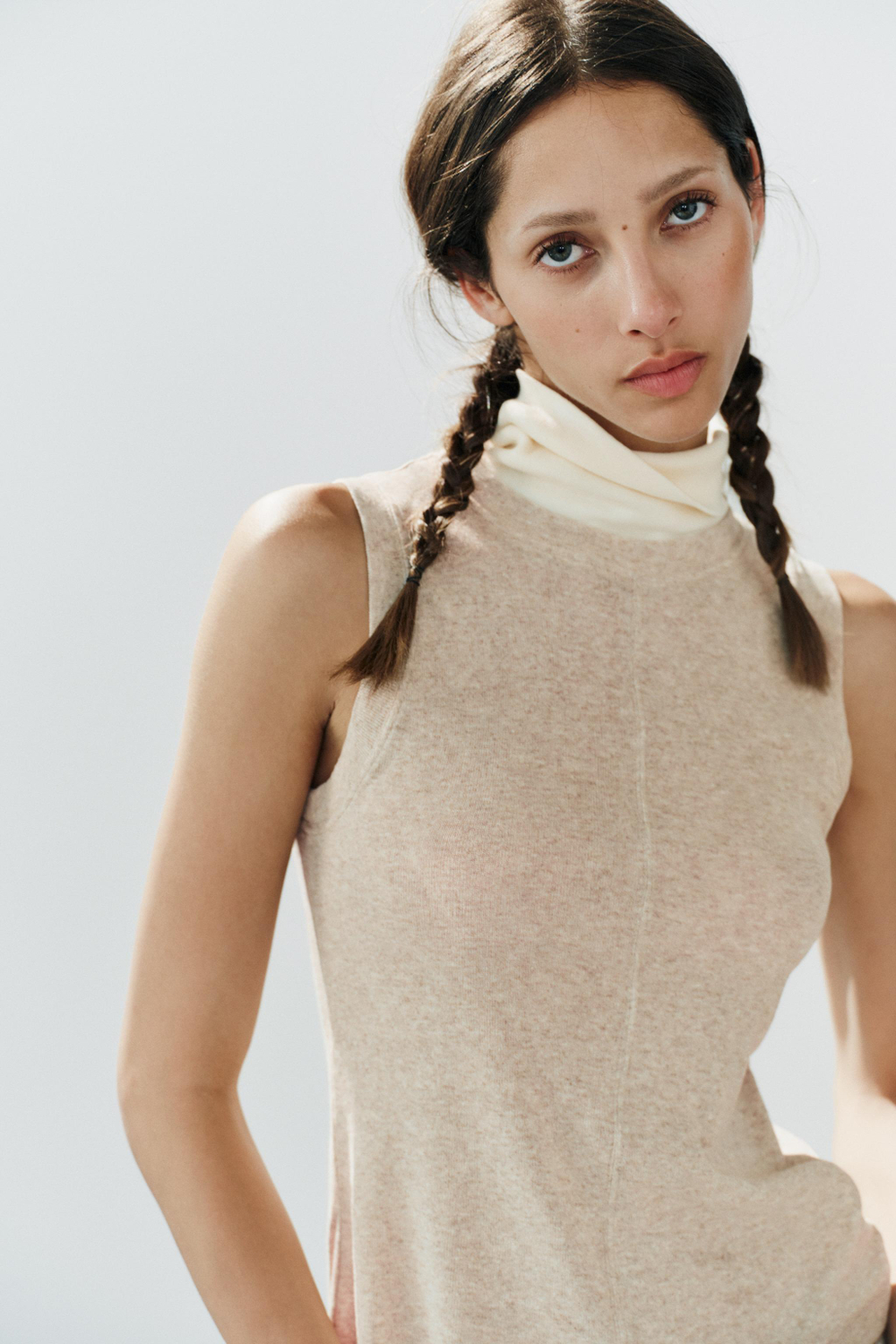 КОМБИНИРОВАННАЯ ФУТБОЛКА С ВОРОТНИКОМ-СТОЙКОЙ — ZARA