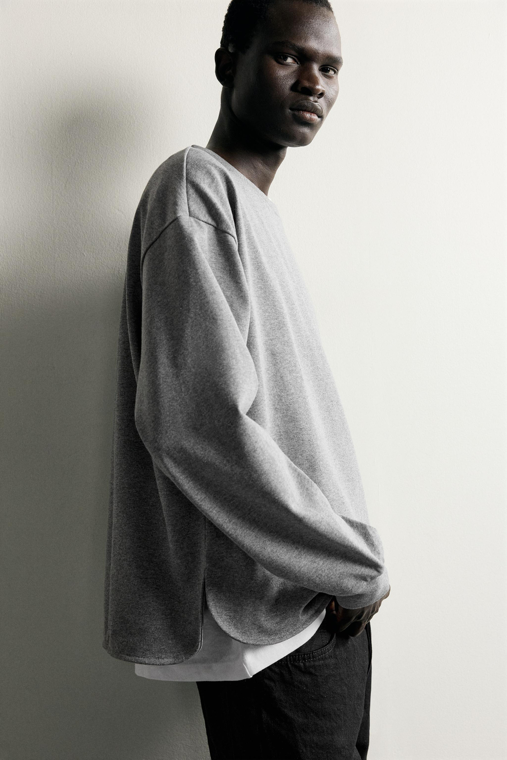 ФУТБОЛКА RELAXED FIT С РАЗРЕЗАМИ — ZARA