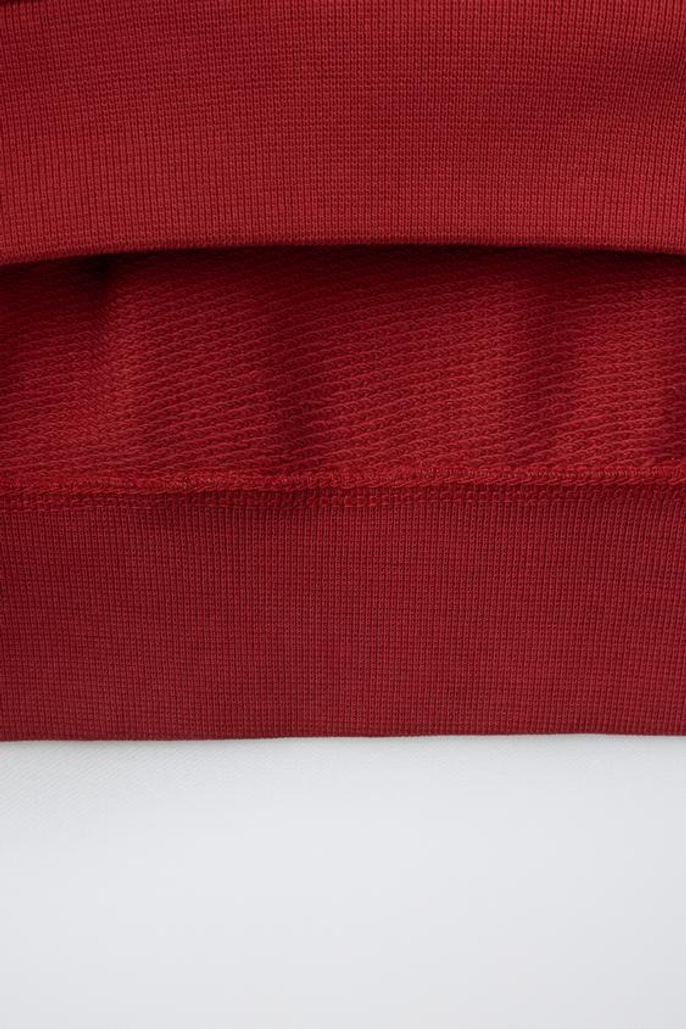 ZARA ТОЛСТОВКА ПОЛО С ПРИНТОМ, ГРАНАТОВЫЙ