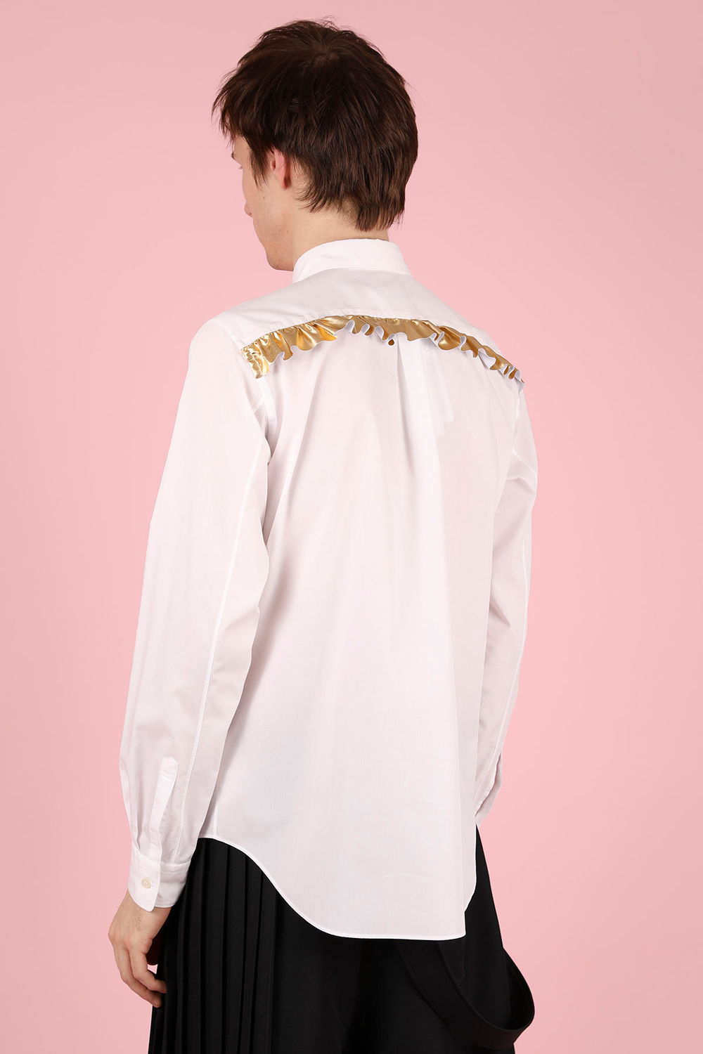 COMME DES GARCONS BLACK РУБАШКА БЕЛАЯ С ДЛИННЫМ РУКАВОМ С РЮШАМИ НА ПЛЕЧАХ
