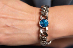 Браслет плоская цепь с голубыми кристаллами Swarovski, оттенок серебро