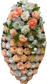 Траурный венок из искусственных персиковых роз и белых гвоздик