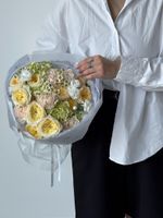 Букет сборный из кустовых пионовидных роз, диантусов, гортензии и ромашек