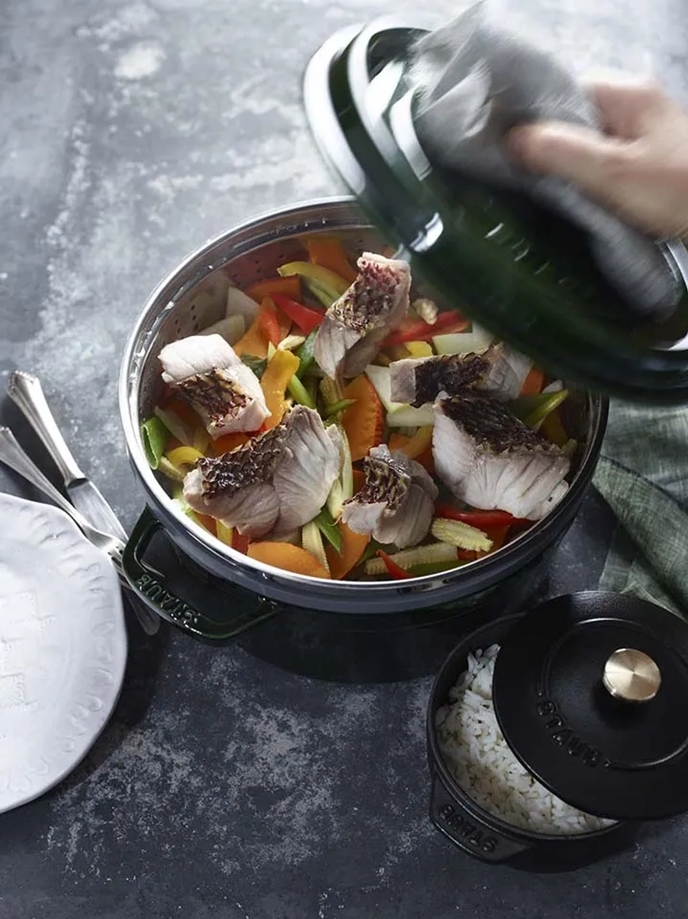 STAUB Чугунная кастрюля Cocotte 24 см 3,8 л со вставкой-пароваркой графит EAN 3272340053535