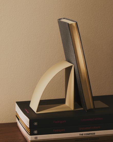 Подставка для книг Mistra бежевого цвета из железа
