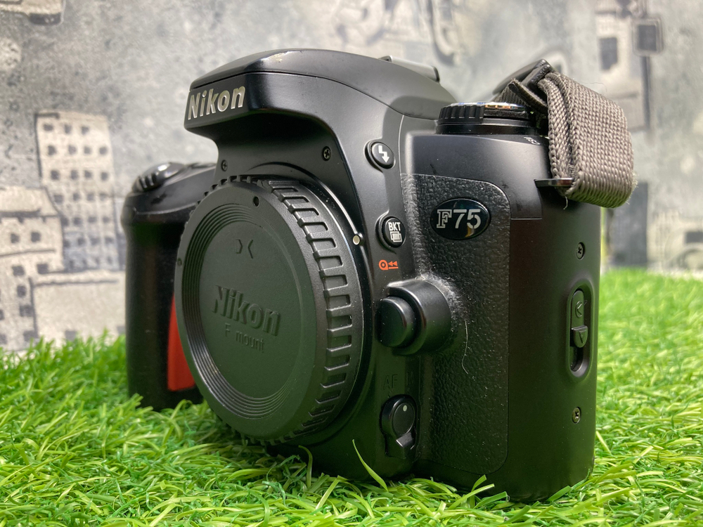 Nikon F75