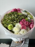 Букет из кустовых пионовивидных роз, гортензии, оксипеталума, хризантемы и диантусов