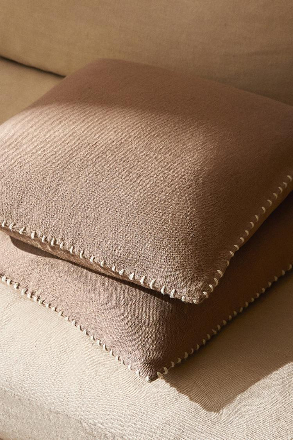 ZARA HOME ОДНОТОННЫЙ ЛЬНЯНОЙ ЧЕХОЛ ДЛЯ ДЕКОРАТИВНОЙ ПОДУШКИ С КОНТРАСТНОЙ СТРОЧКОЙ, КОРИЧНЕВЫЙ