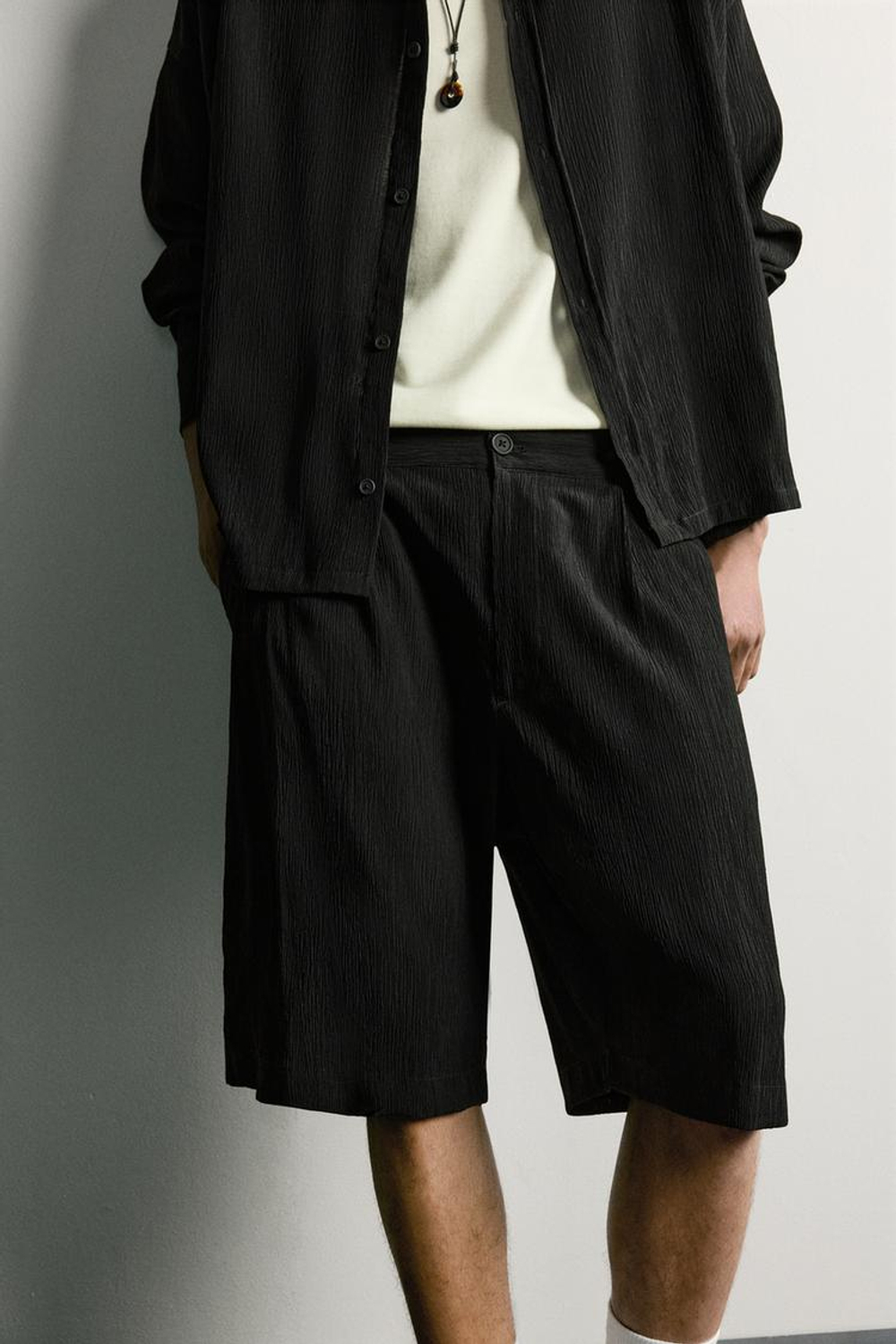 ZARA ШОРТЫ RELAXED FIT ИЗ РЕЛЬЕФНОЙ ТКАНИ, ЧЕРНЫЙ
