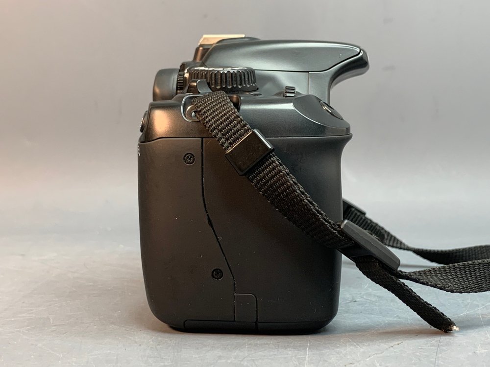 Canon EOS 1100D kit EF-S 18-55mm 3.5-5.6 ll 5800 кадров