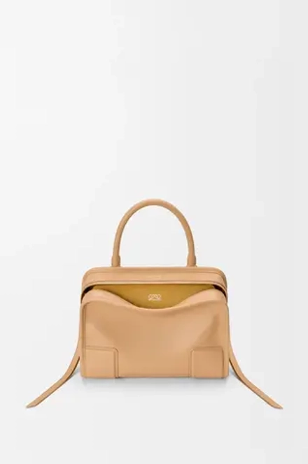 Loewe Маленькая сумка Amazona 180 из мягкой телячьей кожи, бежевый