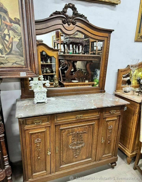 Старинный комод с зеркалом